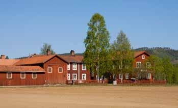 Annonser Gästgivars VALLSTA Gästgivars är en välbevard gårdsmiljö med gamla anor och har en lång tradition som hemslöjdsgård.