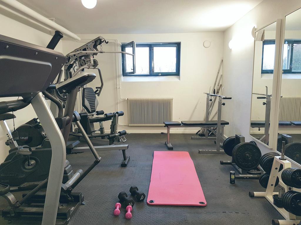 Praktiskt gym med speglar och ljusinsläpp Föreningen