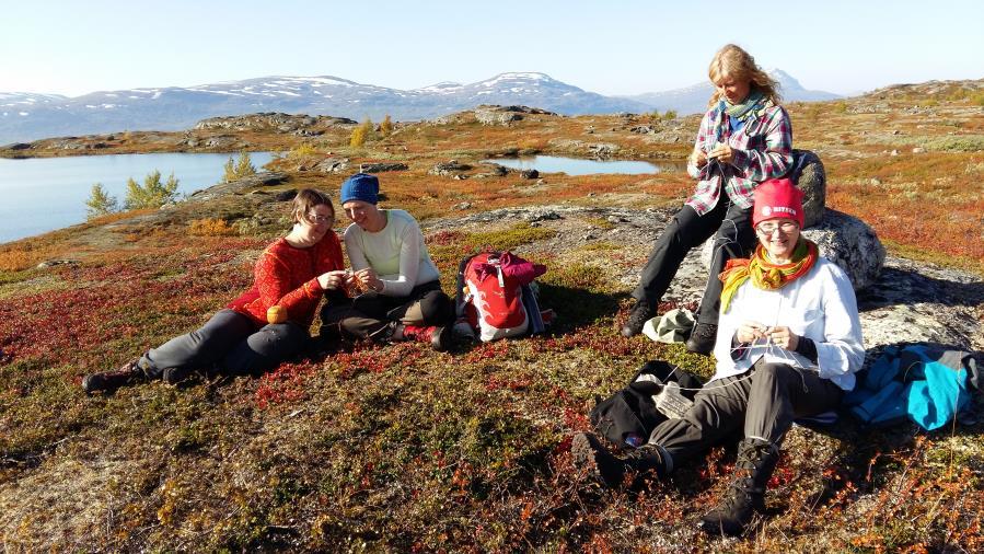 Utöver handarbete finns det utrymme för fjällturer bland sprakande björklöv och såklart en massa samtal med trevligt folk.