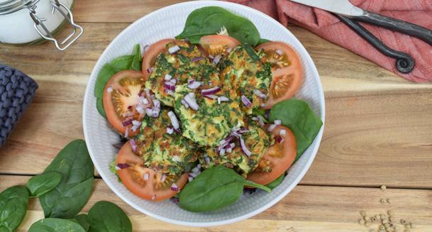 TISDAG SPENAT OCH KESOBIFFAR SERVERAD MED TOMATSALLAD OCH VITLÖKSSMETANA 40 MIN 1. Blanda smetana och pressad vitlök, smaka av med salt och svartpeppar. Ställ in i kylen till servering. 2.