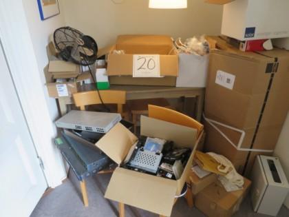 Bord, 4st stolar, diverse kablar,