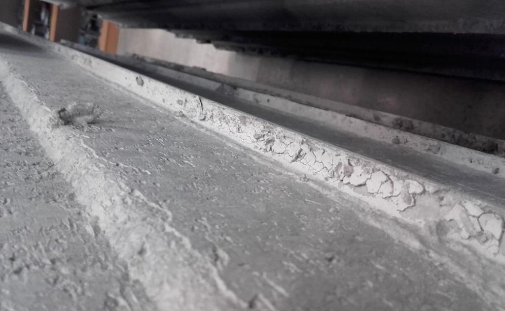 och ballastmaterialet. Ytan består av cementpasta som stigit till ytan, vars hållfasthet är lägre.