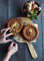 ÅRETS EARTH HOUR-BAKELSE AV PAUL SVENSSON KLMATSMART - SÄSONGSBASERAD - RIKTIGT GOD RECEPT JORDPÄRONKAKA (Earth Hour cake 2017) 2 normalstora formar 100 g ekologiskt smör 250 g ekologiskt socker 160