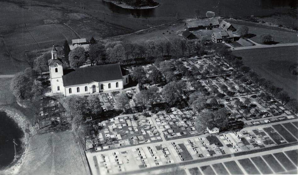 1996 19 februari 1996. Ändring av beslut från 12 maj 1995. Tillstånd att fälla fem träd i trädkransen. Ett träd bör kronstabiliseras. Nyplantering ska göras i alla äldre och nya luckor i trädkransen.