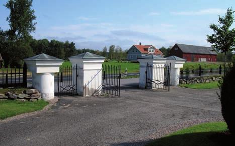 Grindstolparna är smala fyrkantiga av släthuggen granit. En ingång utan grind, men med en trappa finns mellan kvarter A och G och leder ner till parkeringen nordväst om kyrkogården.