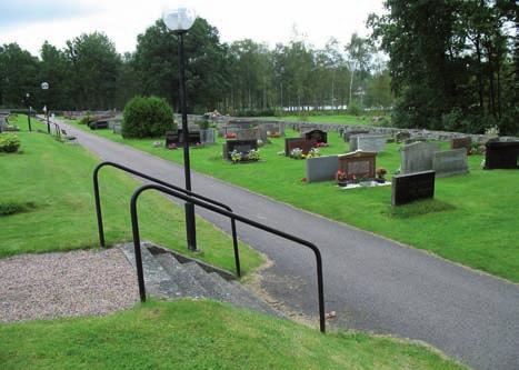 Vid parkeringen i öster växer glesa friväxande ligusterhäckar. I nordvästra hörnet av parkeringsplatsen har en ask och en alm sina växtplatser. Alla kvarteren är gräsbevuxna.