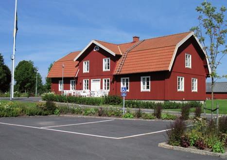 I kvarteren L P som tillkom på 1940-talet finns endast låga gravstenar, både rektangulära och med mer bred formgivning. I dessa kvarter finns även merparten av kyrkogårdens grusgravar.