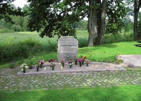 En vers skriven av Bo Setterlind pryder minnesstenen med texten Att dö är seger, inte nederlag. Det lyser över bergen. Natt har blivit dag.