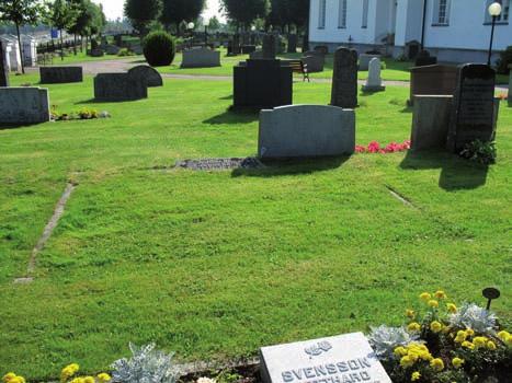 Den äldsta gravstenen är en gravsten i marmor från 1858, om man inte räknar gjutjärnskorset som står vid kyrkväggen och är från 1822. Detta kors upptas i kapitlet om Gravvårdar vid kyrkväggen.