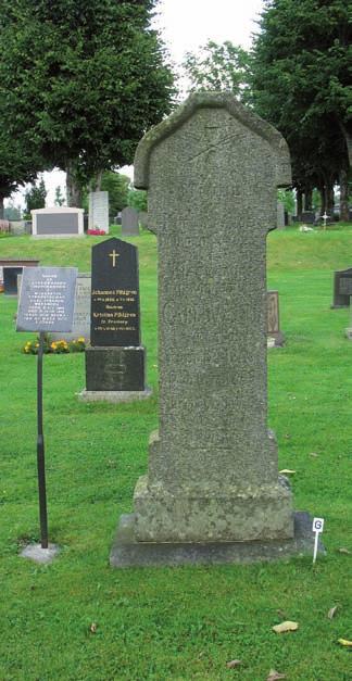 Den äldsta gravstenen är en högrest gravsten i grå granit med konstfull utformning från 1855.