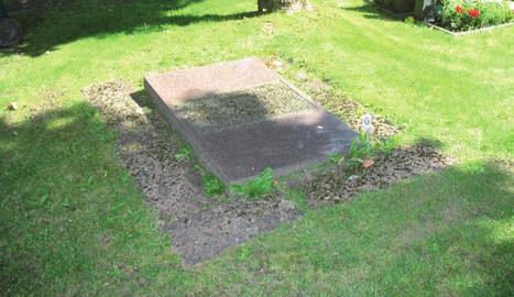 Det finns även några mer högresta och breda gravstenar i antik tempelstil. De är tillverkade av grå granit med en stor infälld platta av diabas.