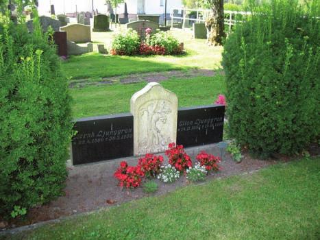 sten. Gravstenarna på ömse sidor om är av diabas. I kvarter E finns utöver de vanliga gravvårdarna följande. Ett gjutjärnskors med dekor av murgrönsrankor är från 1903 och återanvänd 1991.