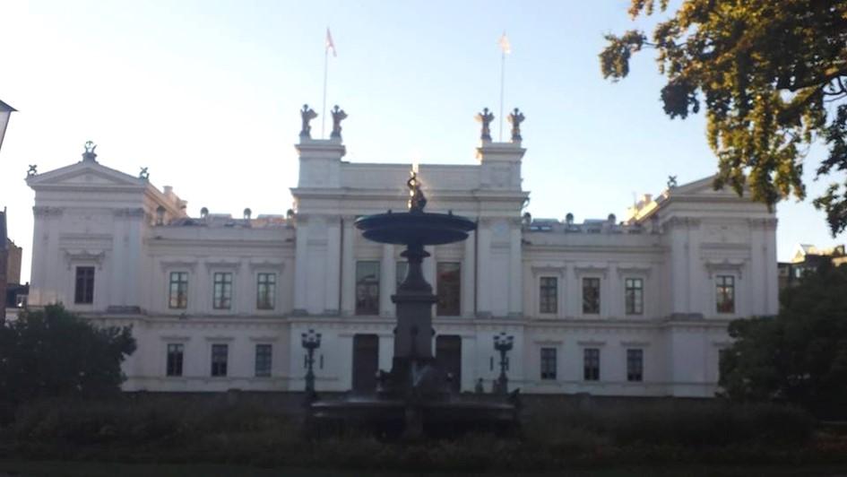 Malmö TB Besök i Lunds Universitetshus den 29 september 2015 Fem förväntansfulla TBmedlemmar och en likaledes Älva möttes en vacker höstkväll utanför Lunds vackra universitetshus.