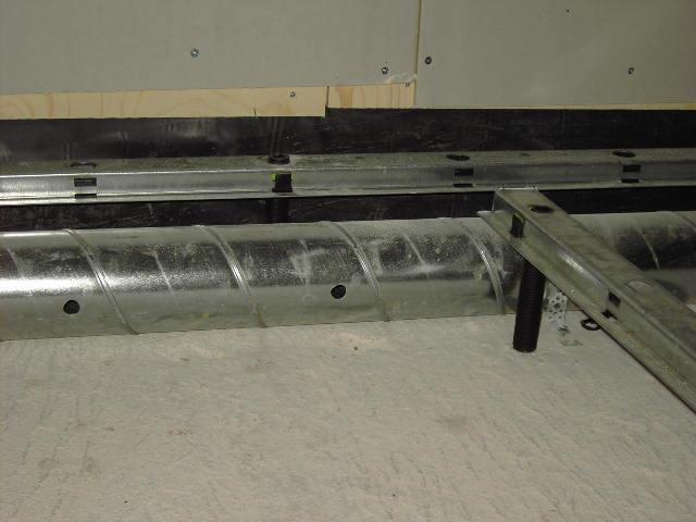 Dimensionen på spirokanalerna kan vara 63, 80 eller 100 mm beroende på vilken bygghöjd som finns tillgänglig och ev. korsande elrör. Bild 4 Sugkanal: Spirorör med borrade hål.