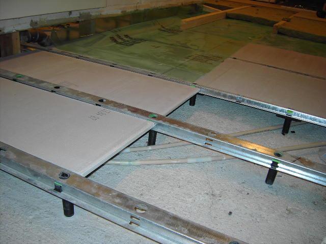 Bild 8 Oorganisk skiva mellan stålregelstomme. Ovanpå reglarna och cementskivorna läggs en 0,2 mm plastfolie. Skarvar omlott minst 300mm. Anslutning av plastfolien mot yttervägg skall vara lufttät.
