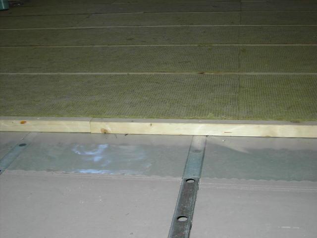 På detta monteras tvärgående träreglar 45x70 c/c 600 mm eller 45x45 c/c 600 mm beroende på vilken total bygghöjd som finns tillgänglig.