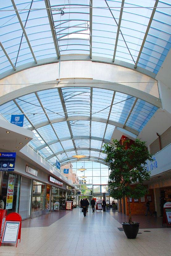 GALLERIAN, ESKILSTUNA (SE) AQ ER OCH BÅGLANTERNINER DEN BÅGFORMADE INGLASNINGEN FÖRBINDER TVÅ HUSKROPPAR OCH SKAPAR EN INOMHUS-
