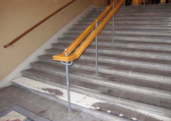 Ramp på Kungsholmens gymnasium, kontrast i avvikande