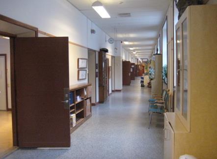 Norra Ängby skola. Kontrasterande dörrar, foder och socklar i en gammal skola. Norra Ängby skola. Kontrasterande dörrar, foder och socklar i en gammal skola. Svängradie markeras i golv på dörr med automatisk dörröppning, utan sensor.