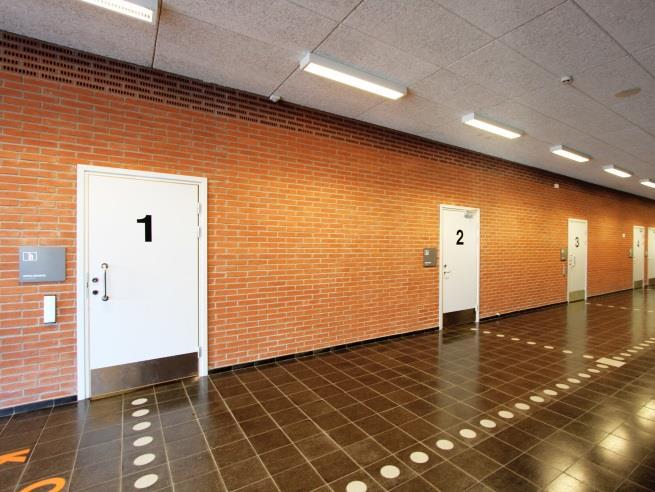 Entréplanet utförs i avvikande markbeläggning eller ramas in.