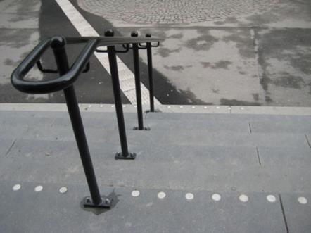 15) Bakgrund Utomhustrappor och -ramper finns och byggs för att ta upp nivåskillnader på gårdarna och för att komma in i byggnaderna.