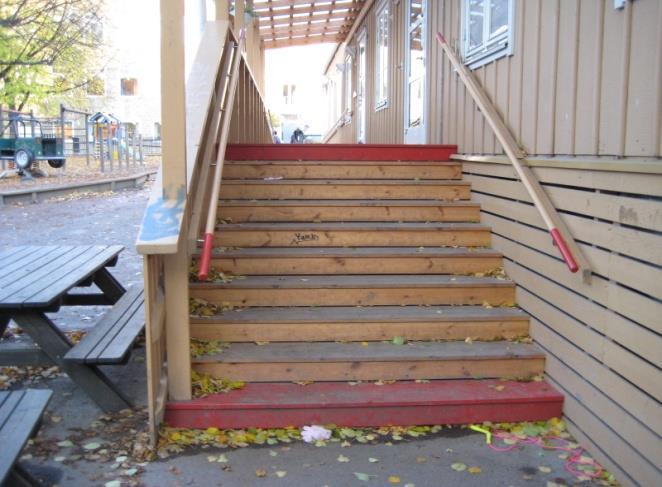Sköndalsskolan Trappa vid paviljong med målade