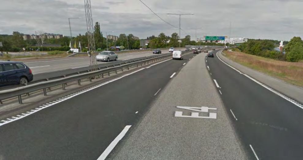Vägen har tre körfält i vardera riktningen med en hastighetsbegränsning på 90-100 km/h förbi området, se figur 10.