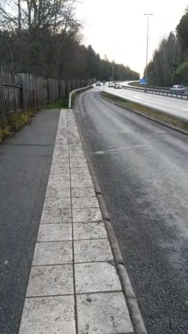 Befintliga skyddsåtgärder är ett avåkningsskydd och ett bullerplank som går ner mot gräsytan.
