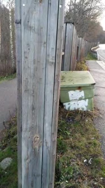Uppskattningsvis är höjdskillnaden cirka 3 meter från vägen ner till husen.