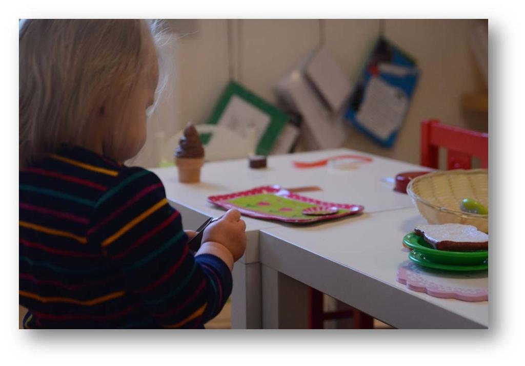 De plastleksaker som är viktigast att rensa bort är: Klibbiga och hala plastleksaker. Plastleksaker som luktar starkt. Mjuka plastleksaker som är tillverkade innan 2007.