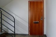 Ombyggnad av förråd på Stora Essingen, Stockholm Vridmaskinen 6 Säkerhetsdörrar i körsbärsfaner.