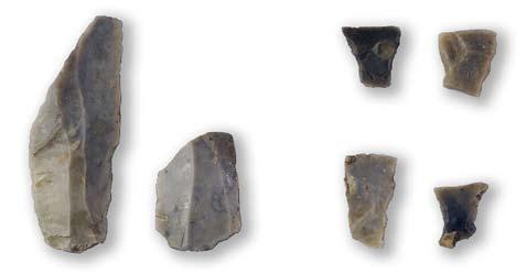Fig. 32. Redskapen från undersökningen; spånknivar till vänster, tvärpilar till höger och en skrapa i mitten. Skala 1:1. Foto: Eva Crafoord.
