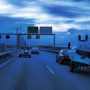 Trafiksäkerhet och tillgänglighet Øresundsbron ska vara en säker motorvägsoch järnvägsförbindelse, minst lika säker som motsvarande anläggningar på land i Danmark och Sverige.