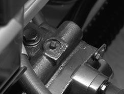 LAMPA FÖR CYLINDERREGLERING Lampan för cylinderregleringen på främre instrumentpanelen informerar föraren om maskinens kontrollenhet kan uppnå önskat klipp.