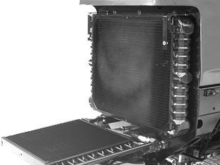 Lufta ur bränslesystemet, se Luftning av bränslesystemet. MOTORNS KYLSYSTEM (fig. 44 45) 1. Ta bort skräp Ta bort skräp från bakre skyddet, oljekylaren och kylaren varje dag.