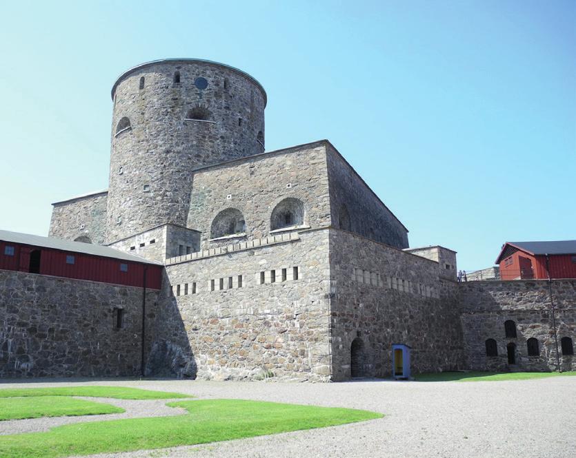 GUIDAD TUR PÅ CARLSTENS FÄSNING Upplev Carlstens Fästning med historier berättade av fästningens kommendant.