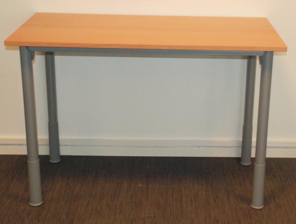 Bord Serie One Fabrikat: Kinnarps Modell: O126 Utförande: Silverfärgade ben med täckhylsa, skiva
