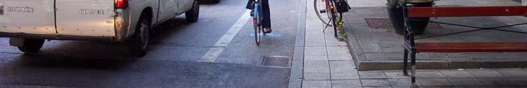 På delen förbi Kungsträdgården ligger cykelfältet utanför av- och påstigningszonen som kortats något.