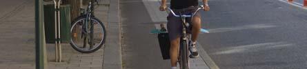Cykelbanorna gjordes extremt smala för att få plats med erforderligt antal körfält för den rörliga biltrafiken (två i varje