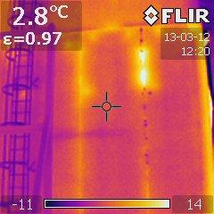 Temperaturen skiftar tydligt till den tomställda torken som har en kallare bakre yttervägg.