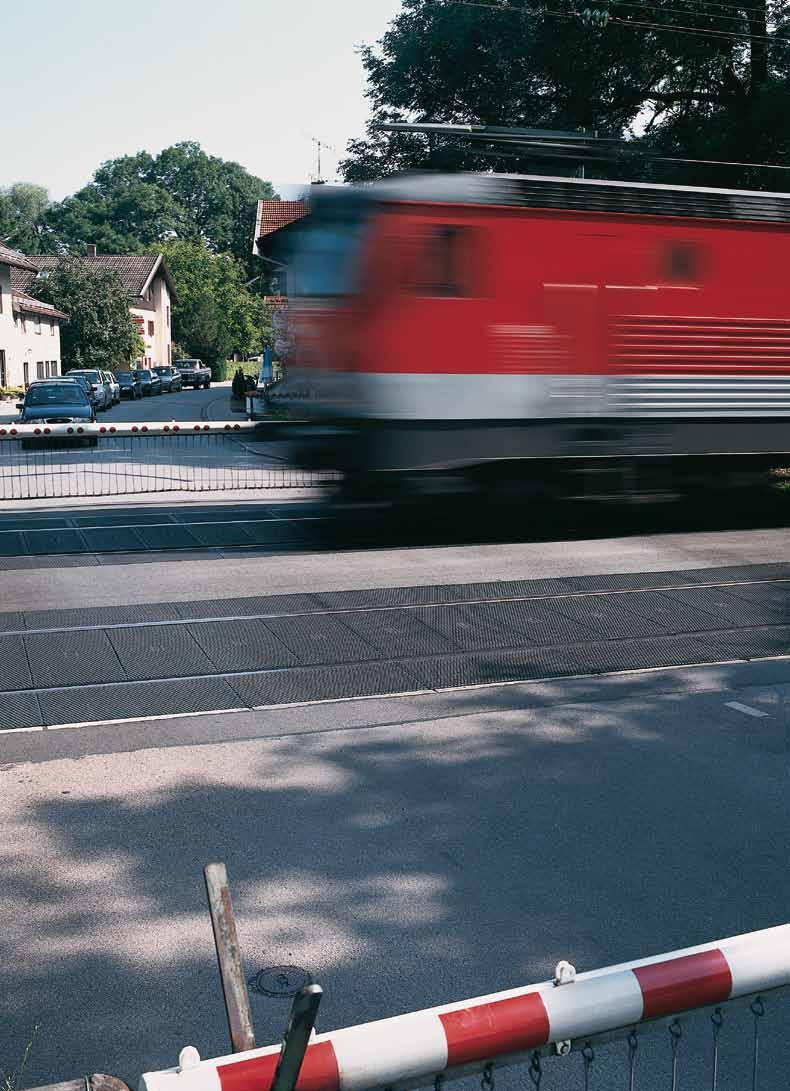 01.-/ STRAIL väg möter järnväg. Hur ska man förena motsägelsefulla element? För varje ny plankorsning ställs denna fråga, särskilt för byggare och ägare.