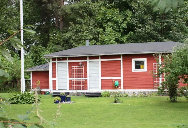 Uthusbyggnaden har också valmat tak, dock klätt med papp, samt rödmålade fasader i liggande fasspontpanel.