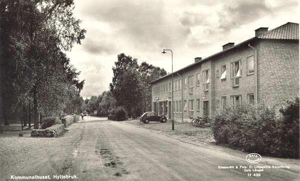 Förtroendevalda och tjänstemän År Antal Antal valda Antal förtroendevalda kommuner per kommun 1951 200 000 2 500 80 1962 125 000 1 000 125 tjänstemän 100 000 År1974 Antal 50 000 278 Antal 180