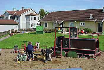 Björkhyddans förskola, Fredrik Sundlers gata 21 Förskolan har skogen inpå knutarna med grillplatser och vindskydd.