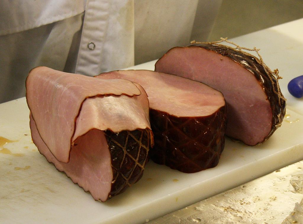 Konsistens, sötma, sälta, kryddning och köttsmak var några av de aspekter som bedömdes och att det är stora skillnader mellan olika julskinkor förstod man bara