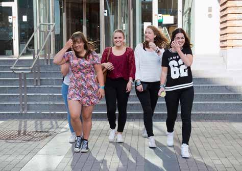 skoleutbildning (5 procent) att de just nu studerar vid universitet eller högskola.