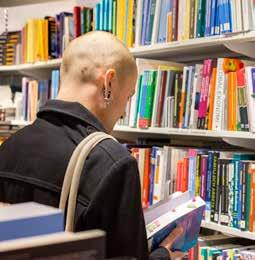Mer än hälften av svarande med två högskoleutbildade föräldrar svarar att de skulle kunna tänka sig att doktorera, vilket kan jämföras med 28 procent av de som inte har någon förälder med