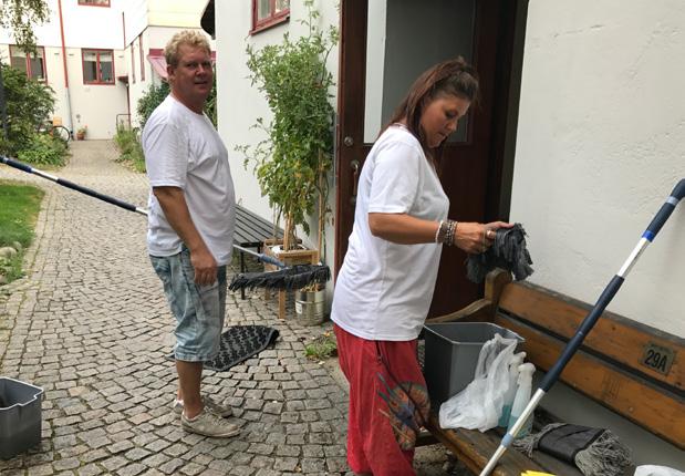 Gröna tjänster kan vi nu erbjuda våra kunder kompletta lösningar inom yttre och inre fastighetsskötsel med allt från trappstäd och skötsel av grönytor till byggnation och underhåll.