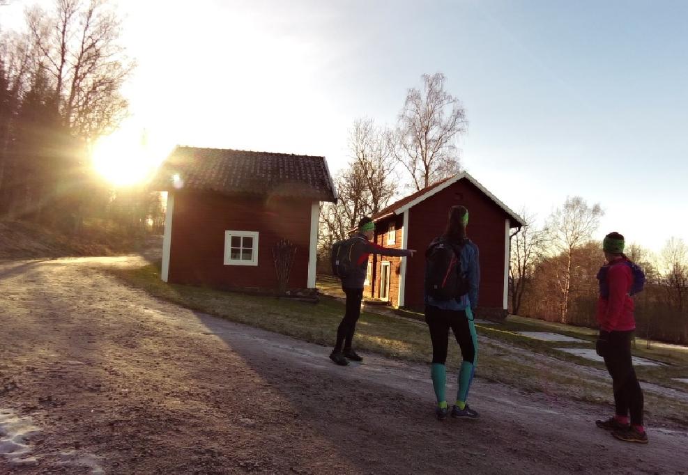 Vi rekommenderar starkt att du har ett par löparskor gjorda för terränglöpning, banan är tuff och bitvis tekniskt svår. Nedan listade obligatoriska utrustning skall du ha med dig under loppet.