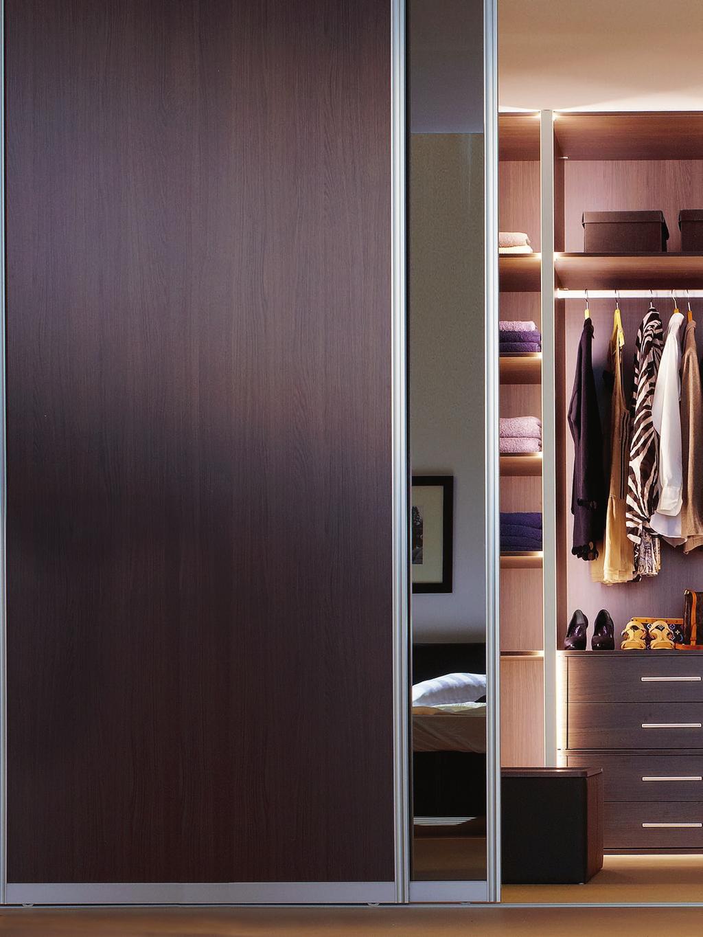Måttbeställd inredning Style Skräddarsy med stil in i minsta detalj Den exklusiva garderobsinredningen måttbeställs och skräddarsys efter dina unika behov.